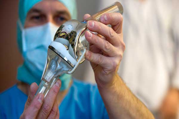 هناك نوعان من الجراحات في عمليات زرع مفصل الحوض