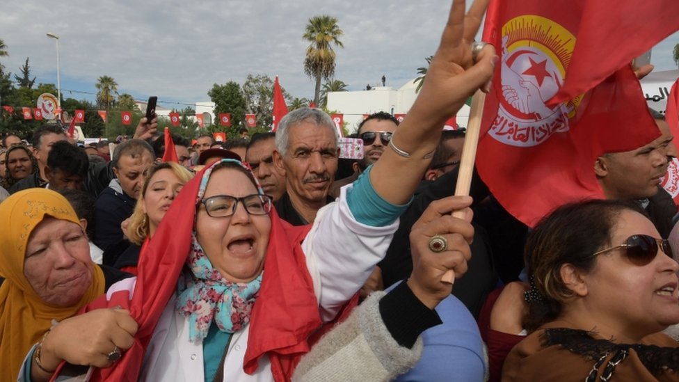صحف عربية: هل يؤجج الإضراب العام في تونس التوتر السياسي؟