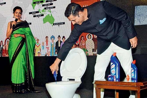 أكشاي كومار يحضر قمة المرحاض العالمية في مومباي