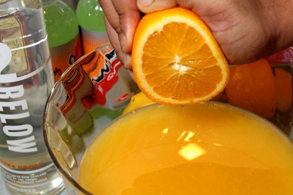 تناول عصير البرتقال يومياً يحد من خطر الإصابة بالخرف !