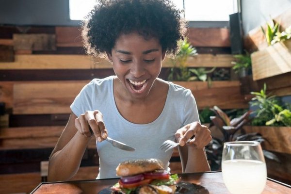 ثمانية أسباب قد تجعلك تستمتع بتناول طعامك وحدك