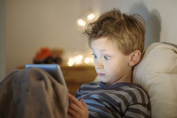 الساعات الطويلة أمام الشاشة تغير تركيب دماغ الأطفال