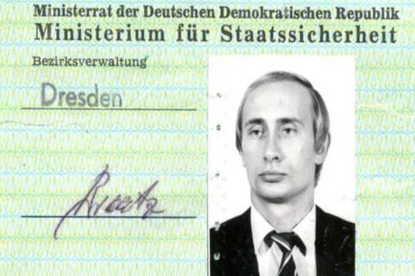 العثور على بطاقة هوية بوتين عندما كان جاسوسا سوفيتيا بألمانيا