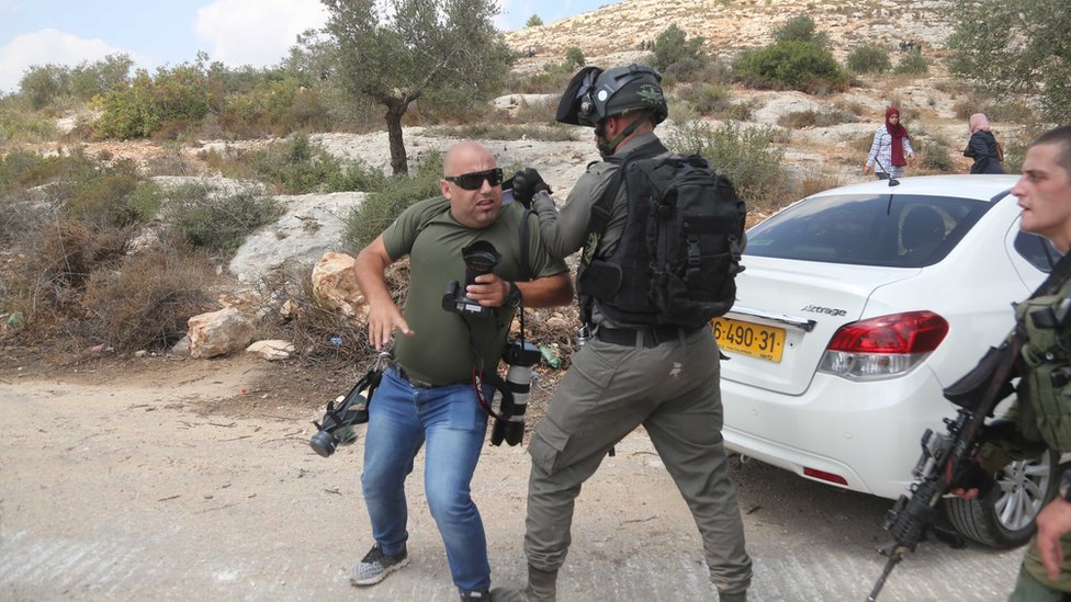الجيش الإسرائيلي يداهم وكالة الأنباء الفلسطينية 