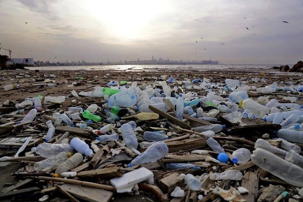 الاتحاد الأوروبي يحظر البلاستيك الذي يستخدم مرة واحدة في 2021