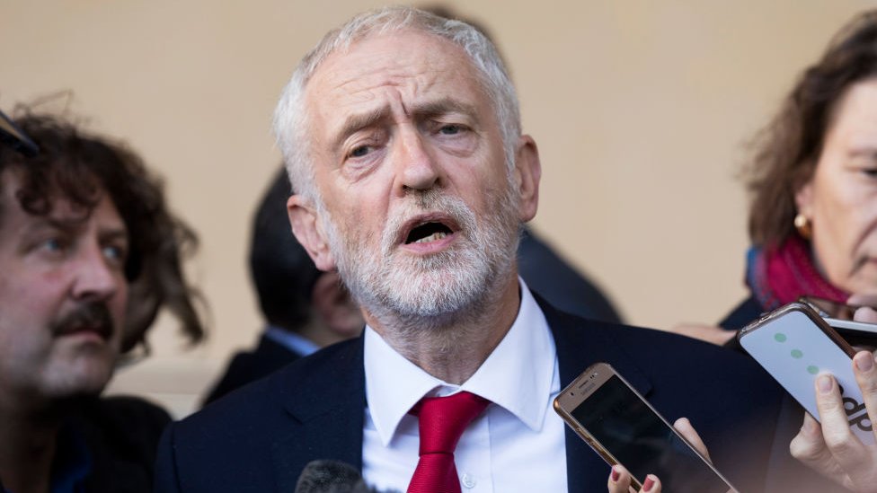 جيريمي كوربين زعيم حزب العمال يقدم مقترحا بسحب الثقة من رئيسة الحكومة البريطانية تريزا ماي