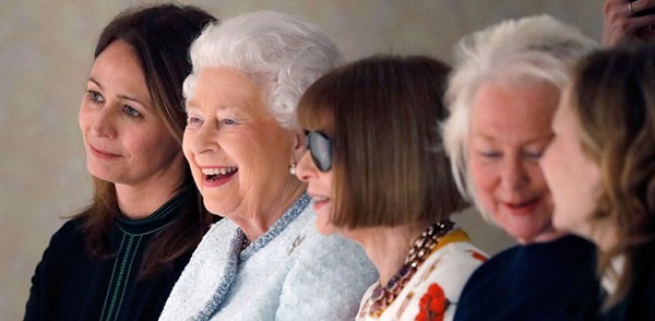 ملكة إنكلترا تكرم مجموعة من نجوم الفن والموضة