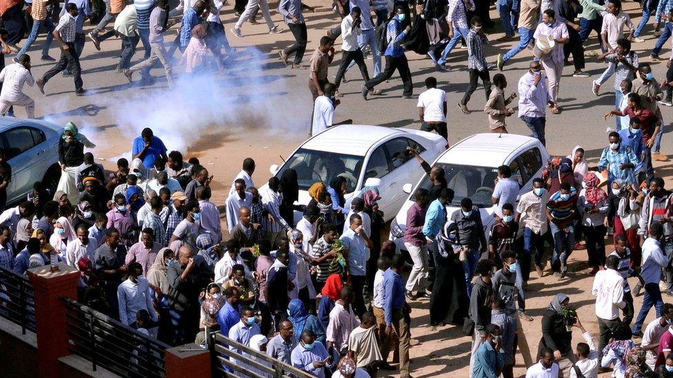 مظاهرات السودان : البشير يحذر من أن 