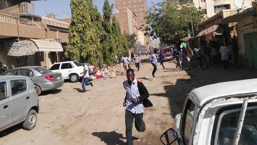 المظاهرات في السودان: الشرطة تطلق قنابل الغاز على محتجين يطالبون بتنحي الرئيس عمر البشير في الخرطوم
