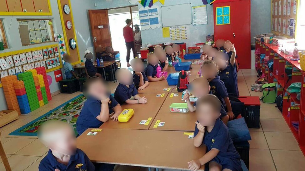 جنوب أفريقيا: وقف معلمة عن العمل بسبب 