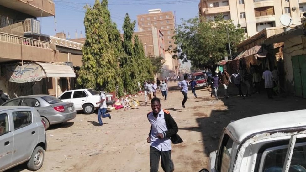 المظاهرات في السودان: الشرطة تطلق الغاز المسيل للدموع على محتجين في الخرطوم