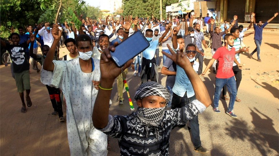 مظاهرات السودان: البشير يقيل وزير الصحة وسط دعوات لمسيرة حاشدة إلى القصر الرئاسي