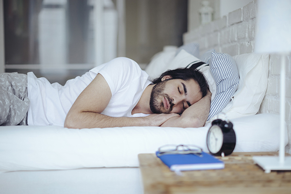 النوم أقل من ست ساعات يزيد خطر النوبة القلبية والجلطة