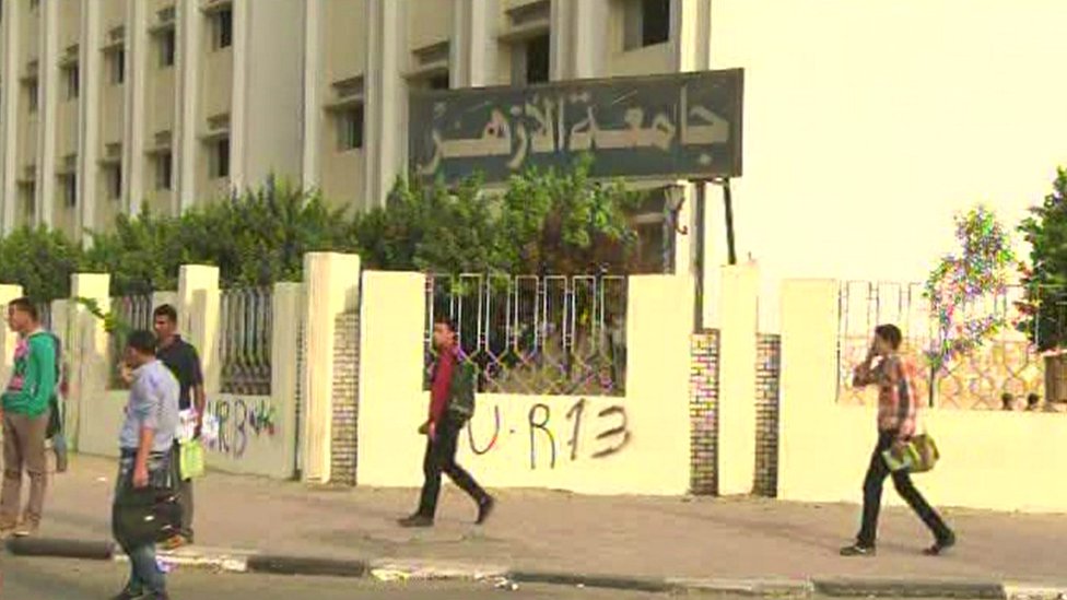 مصر: جامعة الأزهر تفصل طالبة بعد ظهورها في فيديو تعانق صديقها