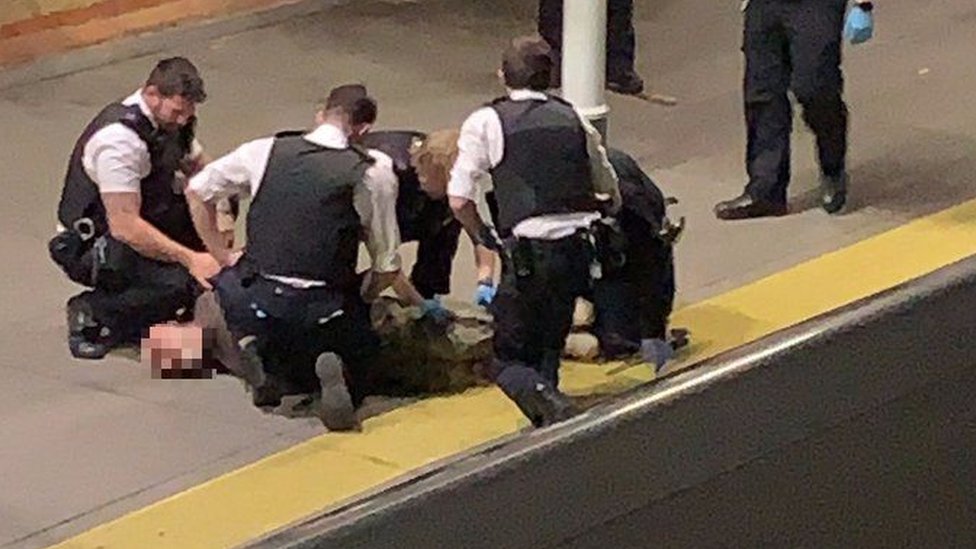 الشرطة البريطانية تعتقل شخصا يحمل 