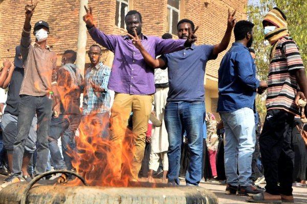 مظاهرات السودان: الأمن يفض اعتصاما شارك فيه الآلاف إثر مقتل طفل وطبيب في الخرطوم