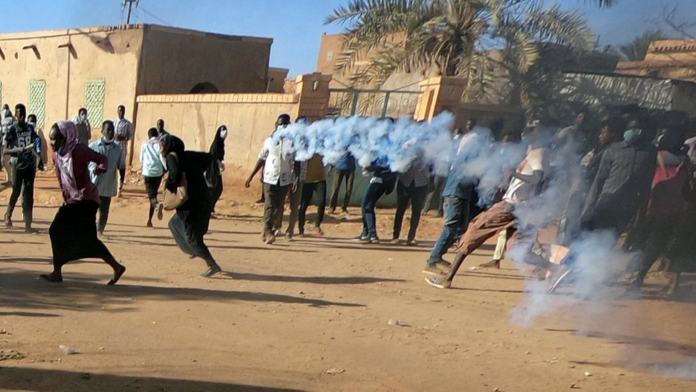 مظاهرات السودان: البشير في قطر، واشتباكات قوات الأمن مع المحتجين متواصلة
