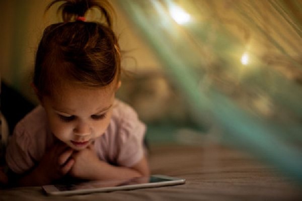 قضاء الأطفال وقتاً طويلاً على الهواتف يُؤثر على نوعية نومهم 