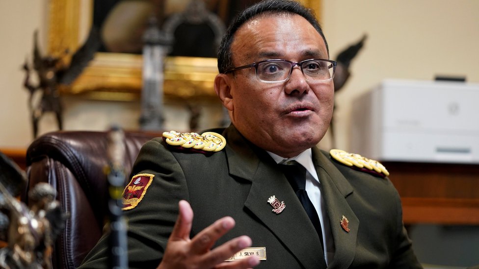 أزمة فنزويلا: الملحق العسكري في واشنطن ينشق ويعترف بزعيم المعارضة رئيسا