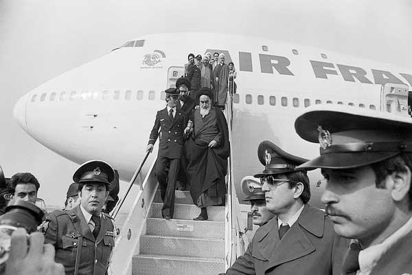 إيران 1979: مصير 7 أشخاص رافقوا الخميني في رحلة عودته إلى إيران