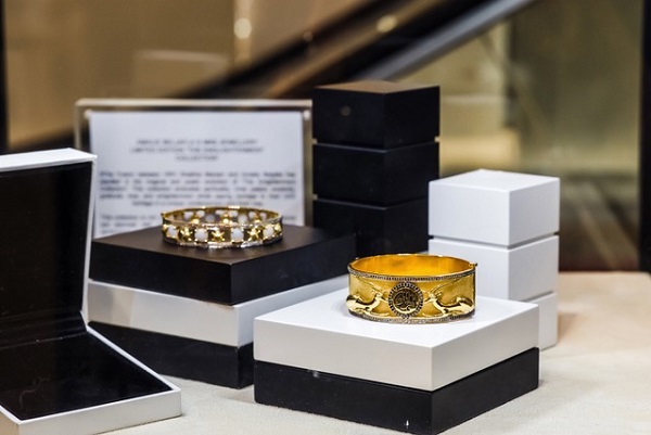 بلومينغديلز دبي وهيئة دبي للسياحة يطلقان تشكيلة مجوهرات من MKS