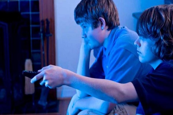 الافراط في مشاهدة التلفاز يؤثر على إدراك الأطفال