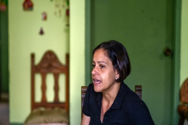 سوزانا الفاريز والدة الطفلة دانيلا التي توفيت عن خمسة اعوام في منزلها في كراكاس