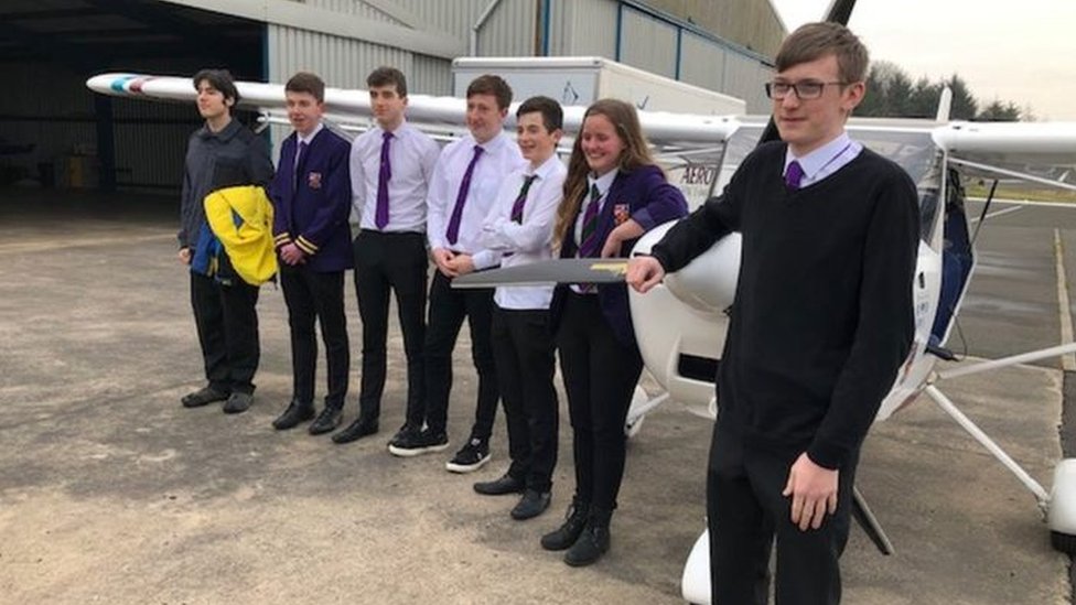 طلبة مدرسة ثانوية في اسكتلندا يبنون طائرة في فناء مدرستهم ويحلقون فيها