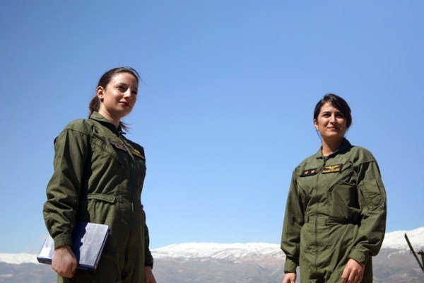 قائدتا الطائرة في سلاح الجو اللبناني شانتال كالاس و ريتا زاهر