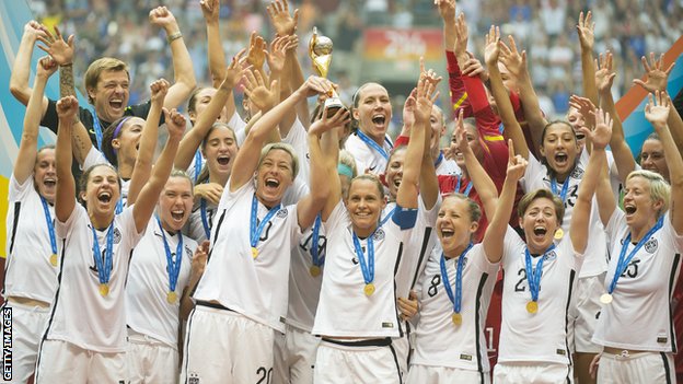 بطلات العالم في كرة القدم يرفعن دعوى على الاتحاد الأمريكي للعبة من أجل مساواتهن بالرجال