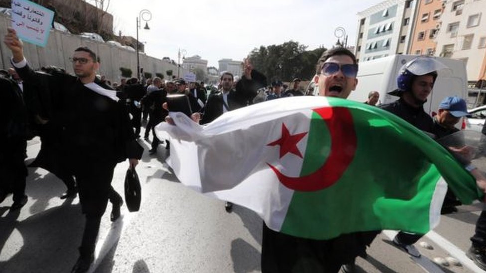 مظاهرات الجزائر: السلطات تفرض عطلة مبكرة في الجامعات للحد من مشاركة الطلبة بالمظاهرات