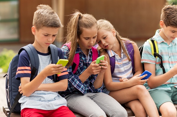 كثرة استخدام الأطفال للهواتف المحمولة يُعَرِّضُهم لكسر بالأوراك !