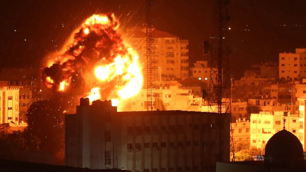 إسرائيل تضرب أهدافا في غزة ردا على سقوط صاروخ في تل أبيب