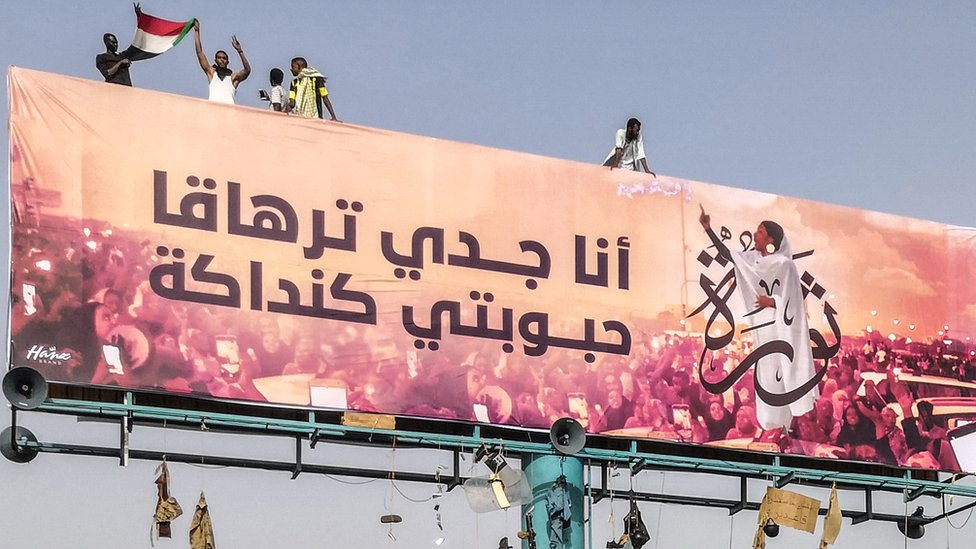 #لم_تسقط_بعد في السودان: مطالبات باستمرار الاعتصام حتى تحقيق 