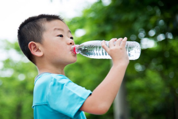 الاقلال من شرب المياه لدى الأطفال يهدد بالبدانة 