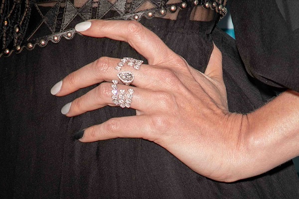 تشارليز ثيرون تتزين بمجوهرات ميسيكا في إطلاق أحدث أفلامها 