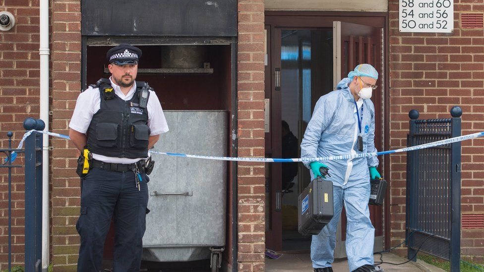 اتهام رجل باحتجاز جثتي امرأتين في ثلاجة في لندن ومنع دفنهما