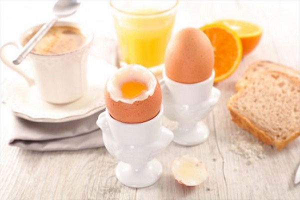 البيض قد يحمي من العمى المرتبط مع التقدم في السن !