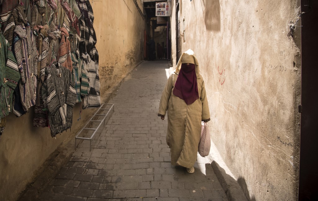 مغربية تمرّ بأحد أزقة مدينة فاس