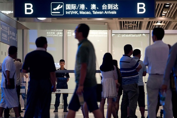 مطار في الصين يحذر الركاب من رمي العملات المعدنية على متن الطائرات !
