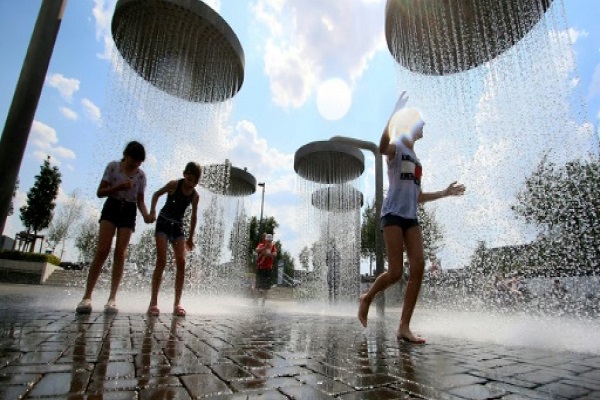 أطفال يلعبون تحت مياه حنفيات عامة لمواجهة الحرارة في العاصمةيونيو