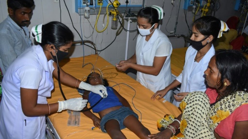 طفلة هندية تعالج في مستشفى منطقة مظفر بور في ولاية بيهار من اصابتها بالحمى الدماغية 