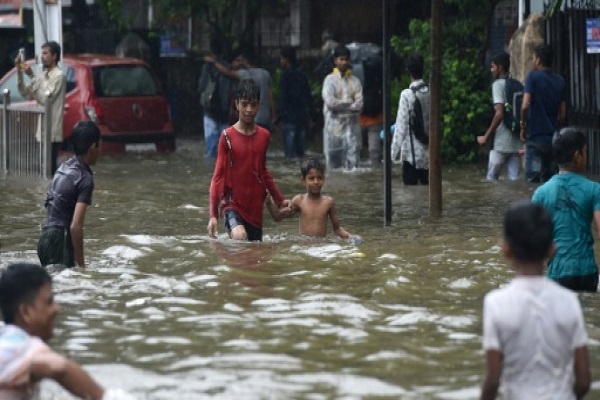 15 قتيلاً بانهيار جدار جراء أمطار غزيرة في بومباي