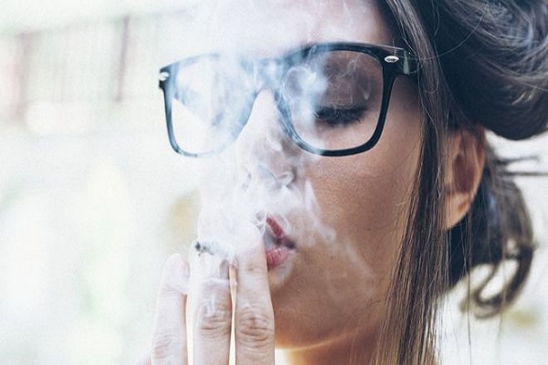 التدخين يضر العينين لا الرئتين فقط