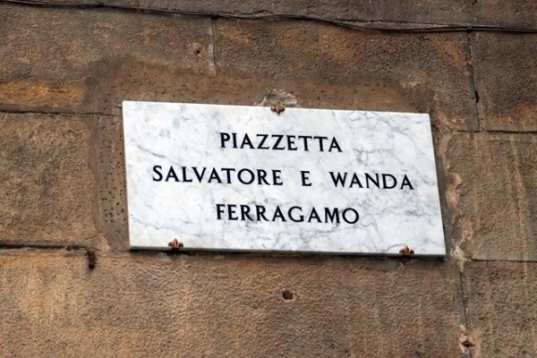 إطلاق اسم سالفاتوري وواندا فيراغامو على أحد ميادين مدينة فلورنسا