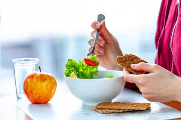 يرتبط تناول الطعام ليلًا بزيادة خطر الإصابة بالسمنة والسكري