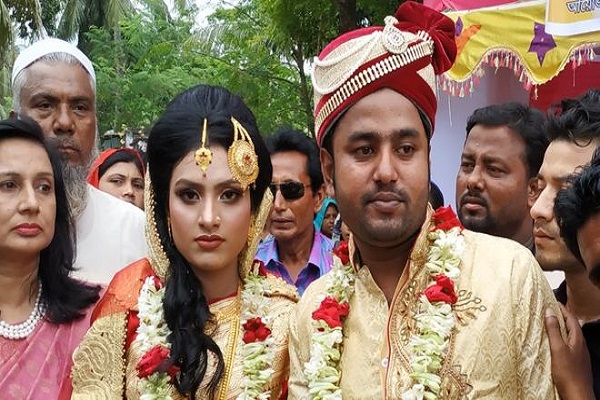 عروس تخالف تقاليد بلدها وتنظم مسيرة لبيت عريسها لإتمام الزفاف