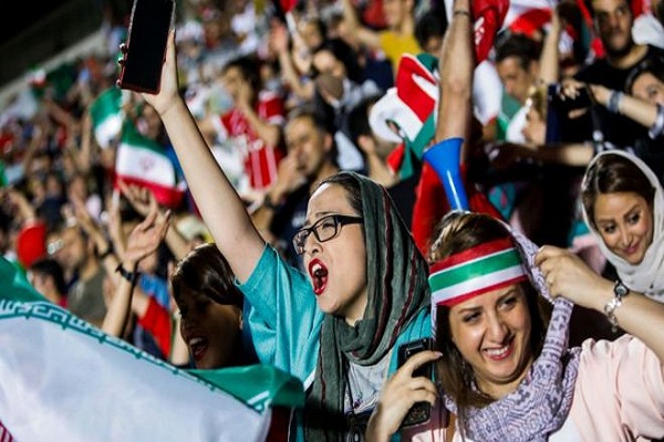 إيران تسمح للمشجعات بحضور مباريات كرة القدم
