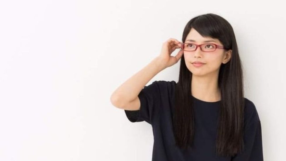 لماذا تحظر شركات يابانية على العاملات بها ارتداء النظارات الطبية؟