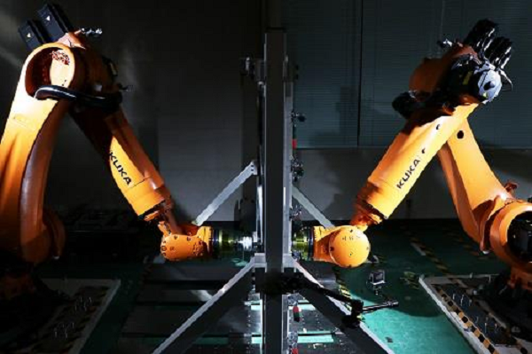 نيسان تدرّب الروبوتات على صناعة قطع غيار للسيارات